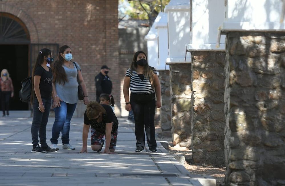 Pocos fieles en el jueves Santo en el Calvario de Godoy Cruz. Foto: Ignacio Blanco / Los Andes