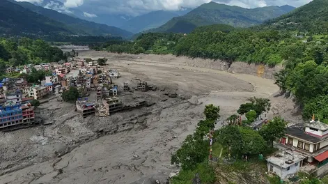 Estremecedores videos: una impactante riada en Nepal arrasó con ciudades dejando muertos y desaparecidos.