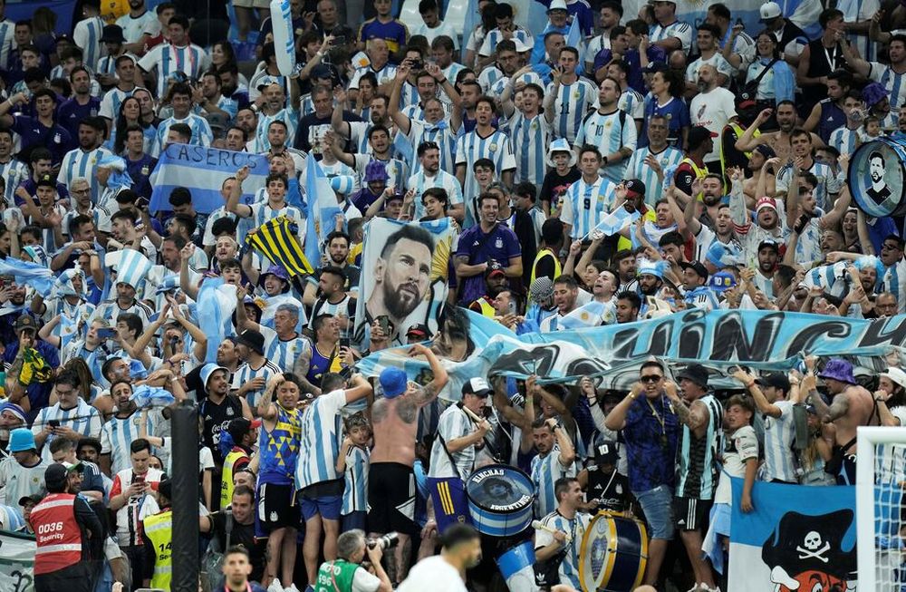 La hinchada argentina dirá presente en el Monumental. Se calcula que asistirán más de 83 mil personas. / archivo - AP