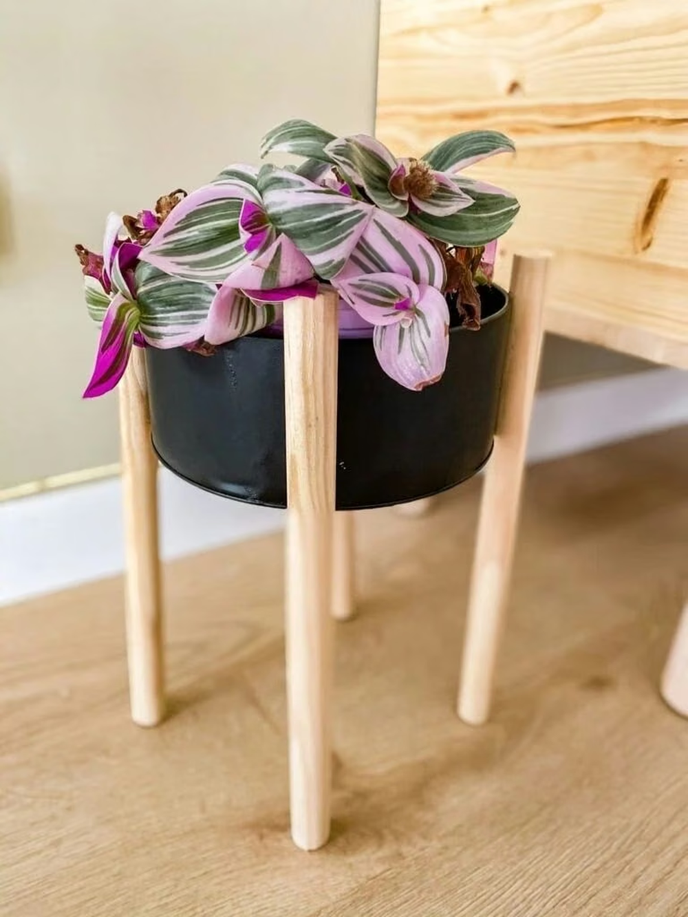 Soporte elevado para macetas con palos de escoba
