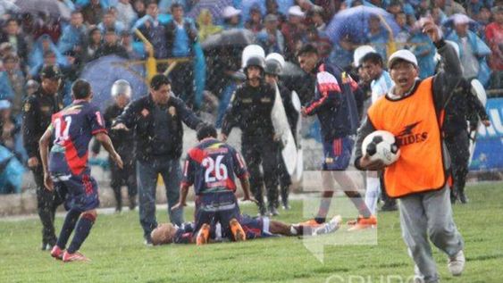 Un futbolista se salvó luego de que le cayera un rayo en pleno partido