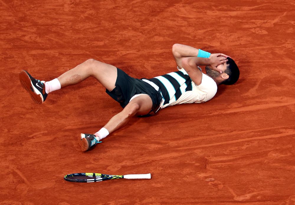 PARIS (France), 08/06/2025.- Carlos Alcaraz of Spain celebrates after winning his Men's final match against Jannik Sinner of Italy at the French Open Grand Slam tennis tournament at Roland Garros in Paris, France, 08 June 2025. (Tenis, Abierto, Francia, Italia, España) EFE/EPA/CHRISTOPHE PETIT TESSON