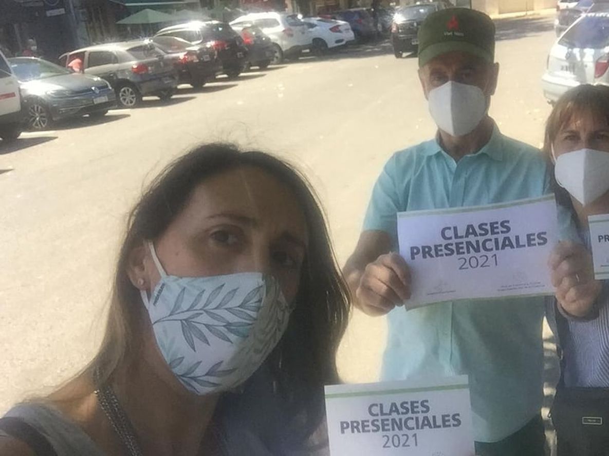 Una agrupación de padres lanzó una campaña para la vuelta de las clases presenciales.