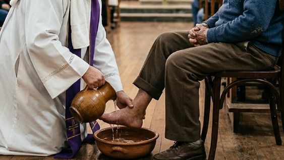 Lavatorio de pies en Jueves Santo, rito litúrgico en la Iglesia Católica
