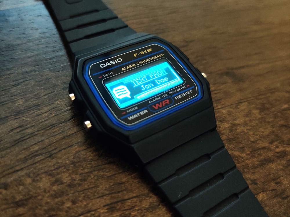 Además de mejoras prácticas, el reloj actualizado incluye pequeños juegos como Blackjack y Ping, combinando nostalgia y tecnología.