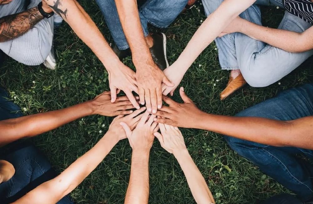 ¡Desintoxícate! Si lo haces… respirarás un mejor aire, limpiarás tu entorno y, por último, contribuirás a construir una nueva sociedad… más armónica… más unida… más feliz…