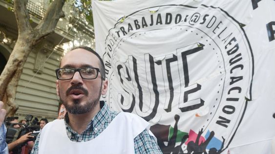 Sebastian Henríquez Secretario General del SUTEEn la esquina de San Martín y Garibaldi, el SUTE junto a los docentes marchan en protesta para hacer visible su rechazo a la propuesta de salario que propone Gobierno de Mendoza