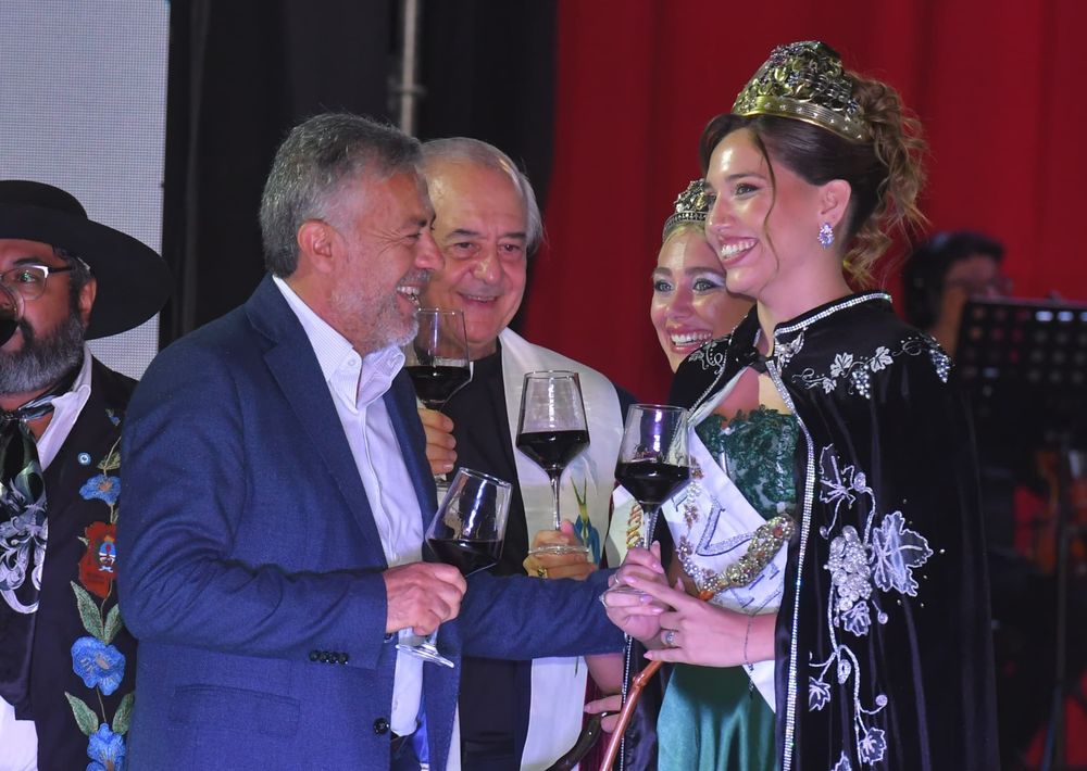El gobernador Alfredo Cornejo brindó con la reina nacional de la Vendimia 2024, Agostina Saua, durante la Bendición de los Frutos en las celebraciones de la Vendimia 2025.