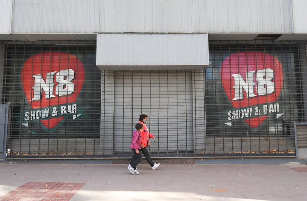 El reconocido bar N8 donde se realizaban recitales de rock, ubicado en la esquina de Godoy Cruz y Mitre de Ciudad, cerró sus puertas por la pandemia. Foto: José Gutiérrez / Los Andes.
