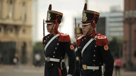Todas las mañanas, siete granaderos marchan desde la Casa Rosada hacia la Catedral de Buenos Aires y dos de ellos se quedan montando guardia en el mausoleo de San martín. cada dos horas, la guardia cambia. Hay versiones que sostienen que se debe a 7 granaderos que participaron de batallas con San Martín y en 1850 escoltaron sus restos cuando regresaron al país.