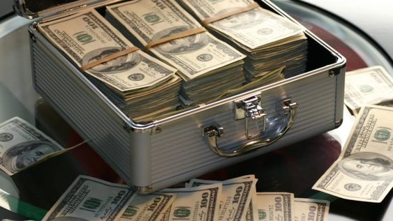 Cuál es la cantante con más dinero en el mundo