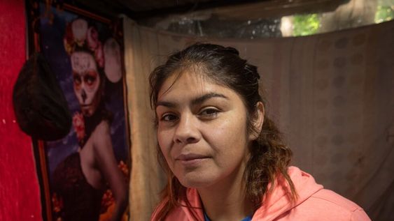 La multicampeona Yésica Marcos (35) vive en una casa de nailon, palos y chapa que ella misma levantó en San Martín, al costado de la ruta. Necesita ayuda para construir su casa. Foto: Ignacio Blanco / Los Andes.