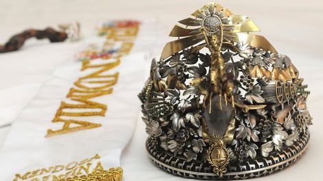 Atributos de la Reina de la Vendimia: corona y banda.