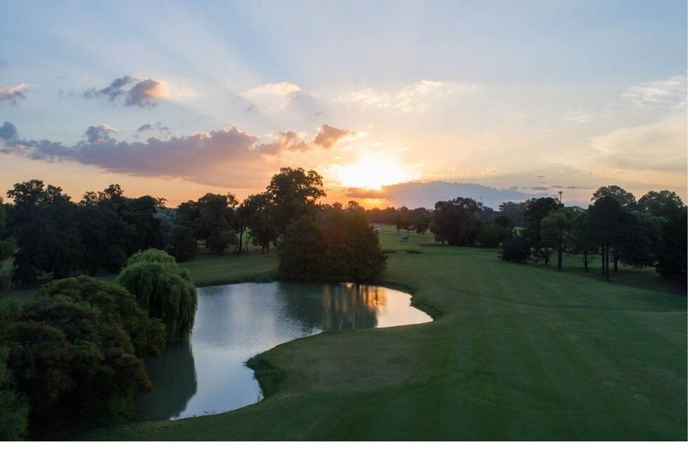 La rica historia del Hurlingham Golf Club incluye el haber sido sede del Campeonato Abierto de la República Argentina en 6 ocasiones,  y del Campeonato Abierto de la República de Damas en 12 fechas.