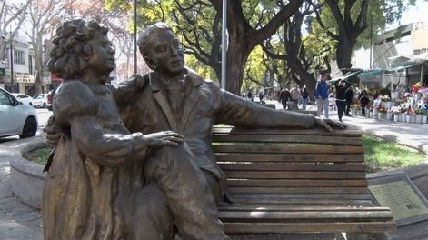 José de San Martín y su hija Merceditas, homenajeados en una escultura en la Alameda de Mendoza. Foto: Orlando Pelichotti