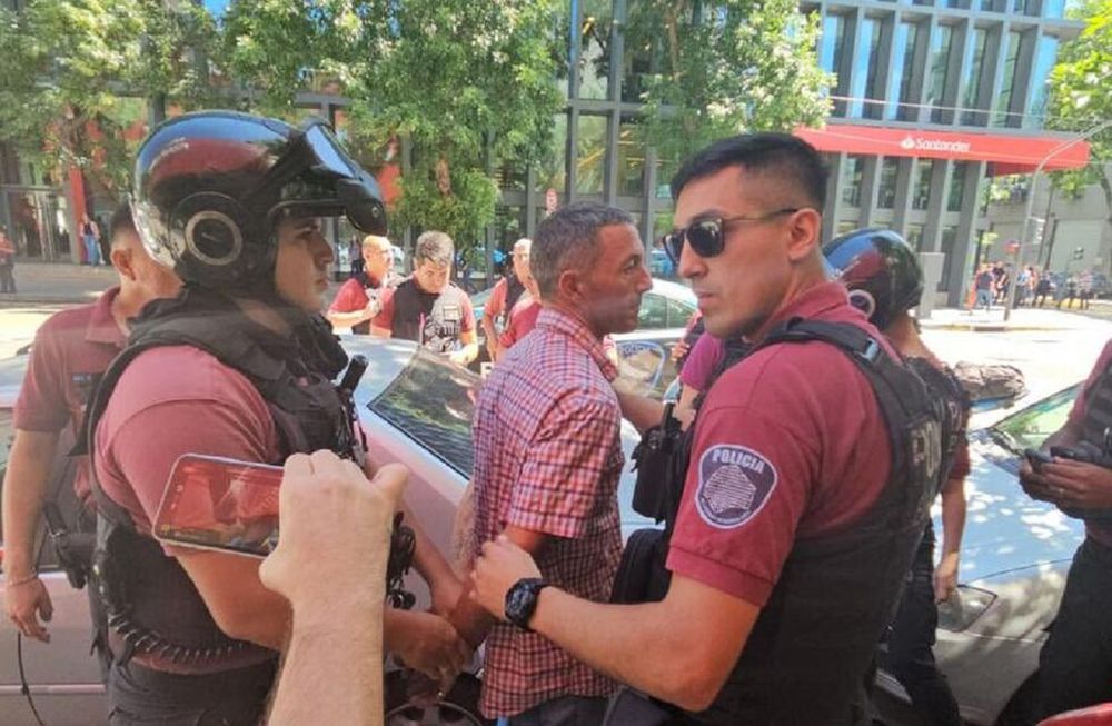Detuvieron a Gastón Mercanzini, acusado de atentar contra la vida del presidente Javier Milei con una botella de vidrio (X / Gabriel Iezzi)