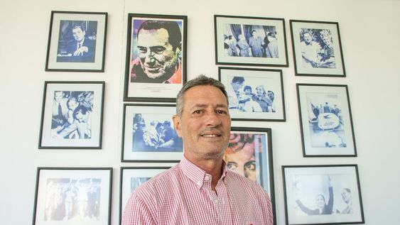 Alejandro Bermejo, senador provincial por el Frente de Todos tiene una fuerte impronta peronista en su despacho. Foto: Mariana Villa / Los Andes