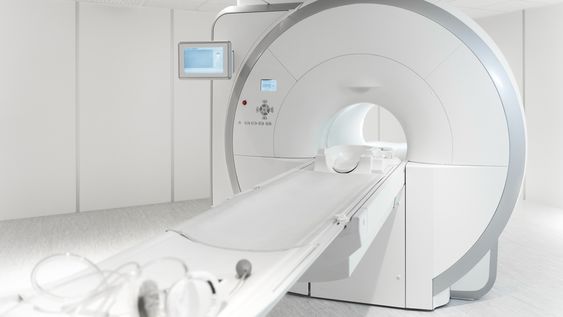 Un hombre fue absorbido por una máquina de resonancia magnética y murió frente a su esposa