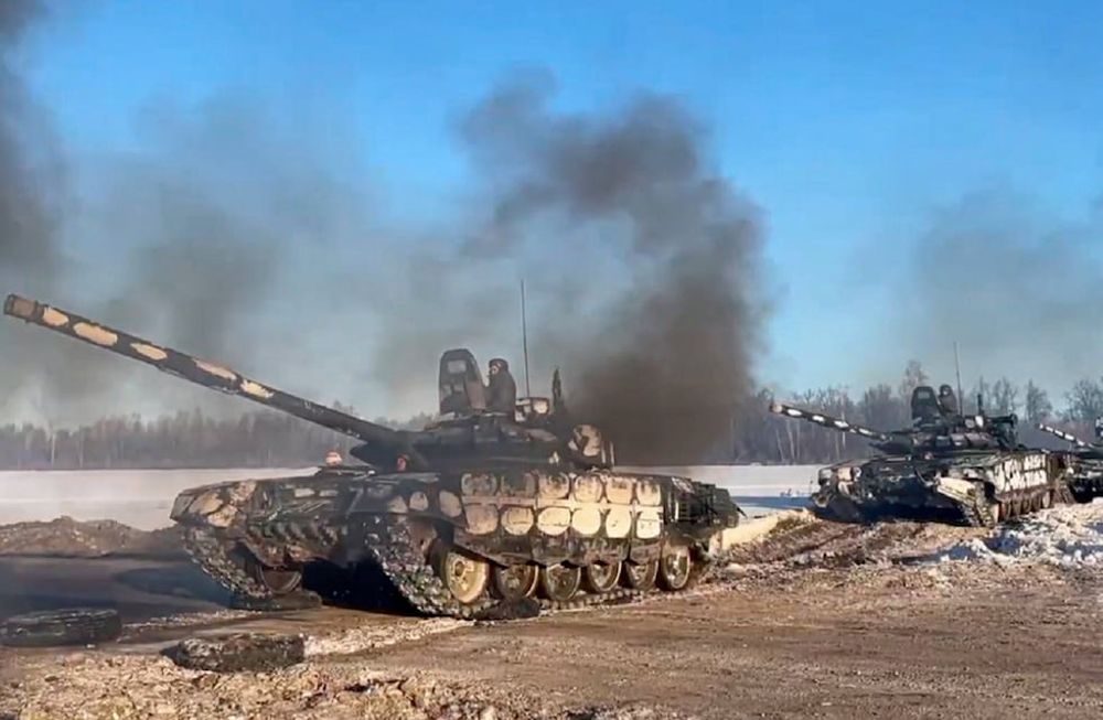 En esta foto tomada de un video proporcionado por el Servicio de Prensa del Ministerio de Defensa de Rusia el 15 de febrero, los tanques del ejército ruso regresan a su base permanente después de ejercicios. (AP)