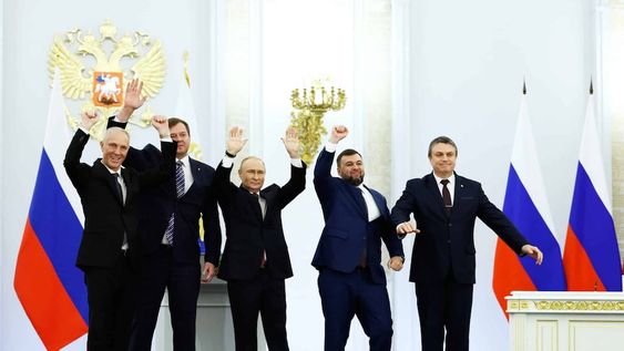 El presidente de Rusia, Vladimir Putin, junto a los 4 líderes políticos de las regiones anexadas, durante la ceremonia del día 29 de septiembre de 2022 en la que se aceptaron los resultados de los referendos.