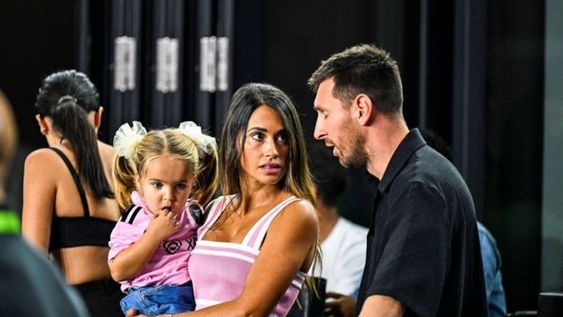 Antonella Rocuzzo y Lionel Messi estuvieron jugando con la hija de Jordi Alba durante la final del Inter Miami. / Gentilez.a