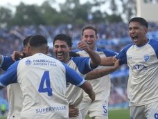 El Tomba vence al Cruzado en el Malvinas, con un golazo de Vicente Poggi, luego de recibir un centro de Arce. El Tomba vence al Cruzado en el Malvinas, con un golazo de Vicente Poggi, luego de recibir un centro de Arce.