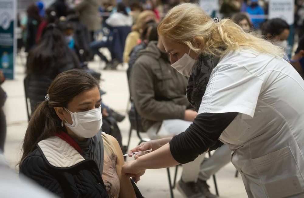 Desde Salud atribuyen a la vacunación la reducción de casos y el alivio del servicio sanitario provincial. Foto: Ignacio Blanco / Los Andes