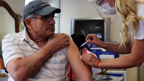 Trabajadores del Vacunatorio Central llegaron ayer al hogar Santa Marta para inocular a los adultos mayores. Foto: Orlando Pelichotti / Los Andes