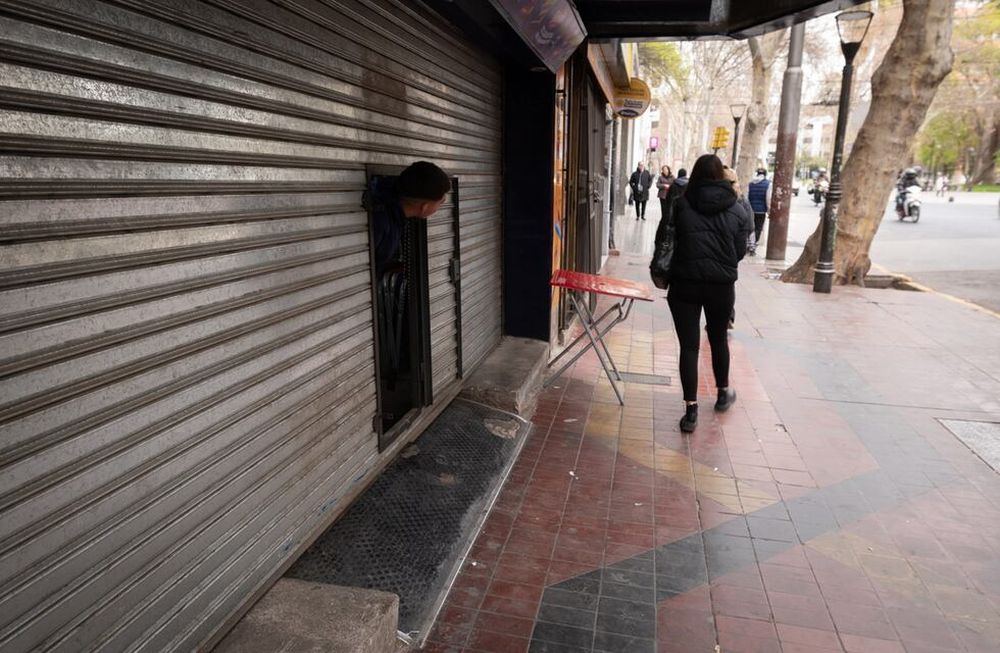 Presos del pánico: comerciantes del centro cerraron sus puertas por cadenas de WhatsApp sobre supuestos saqueosInvadidos por el temor y la paranoia, dueños y encargados de negocios y cadenas de electrodomésticos del centro mendocino bajaron sus persianas antes de las 13. Cadenas de WhatsApp habían alertado por posibles saqueos en el lugar, y desde el Gobierno indicaron que los mensajes son falsos.Foto: Ignacio Blanco / Los Andes