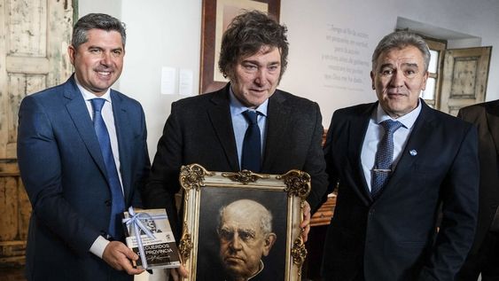 El presidente Javier Milei presentó el Plan  Nacional de Alfabetización en la provincia de San Juan y, en su discurso, sostuvo que las ideas de la izquierda que empobrecieron al país son las mismas que negaron y demonizaron a (Domingo Faustino) Sarmiento\. FOTO NA