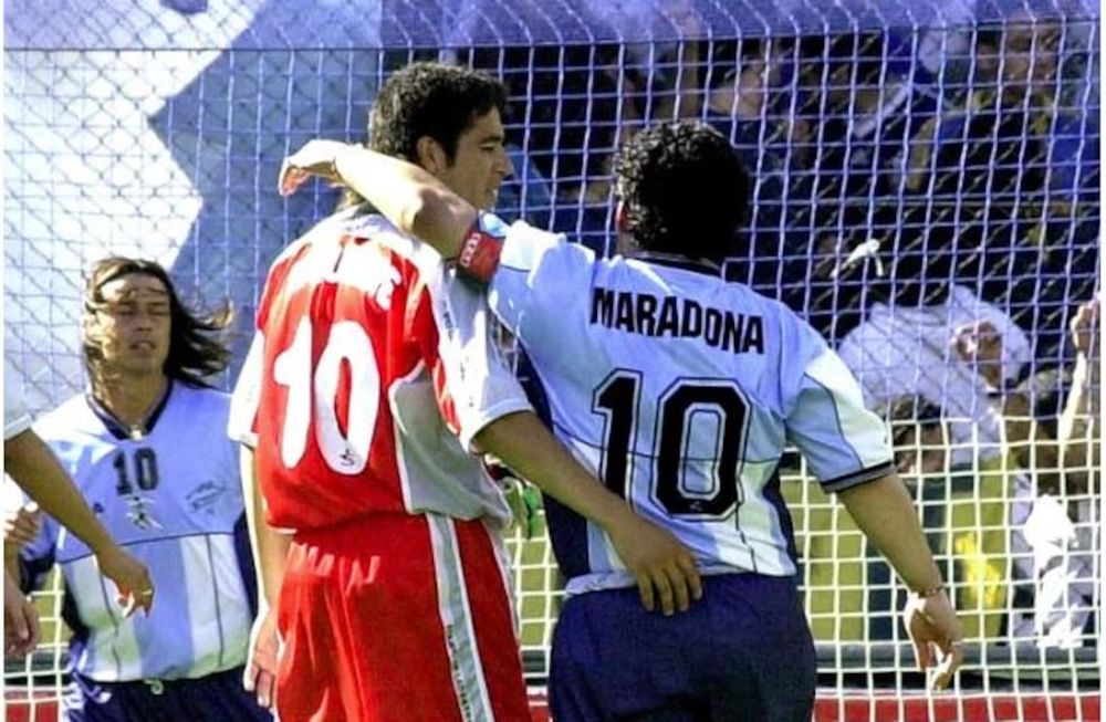Román dejó de la lado las diferencias y se rindió a los pies de Maradona.