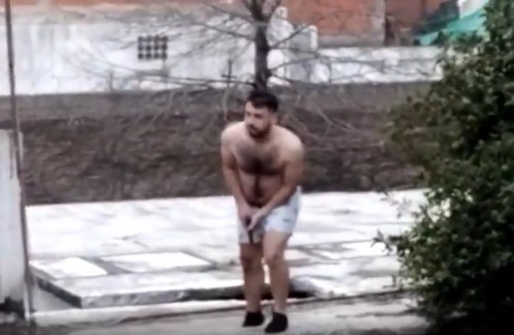 El insólito momento cuando el hombre sale en ropa interior quedo registrado en un video.