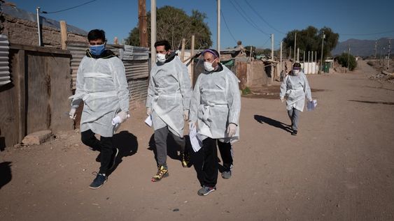 Testeos masivos en el Barrio Campo Pappa  del departamento de Godoy Cruz en busca de personas con Covid-19 para poder aislarlos y disminuir la transmisión  del covid-19Foto: Ignacio Blanco / Los Andes