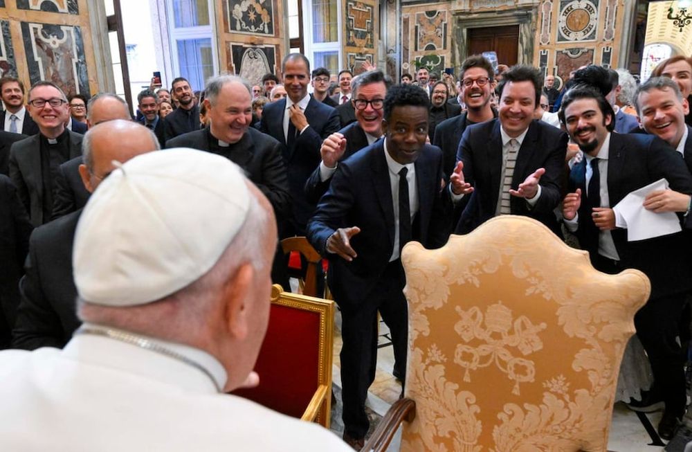 Vatican City (Vatican City State (holy See)), 14/06/2024.- A handout photo made available by Vatican Media shows Pope Francis (front) attending a meeting with over 100 comedians from around the world, in the Sala Clementina in Vatican City, in Vatican City, 14 June 2024, before the pontiffs departure for the G7 Summit in southern Italy. (Papa, Italia) EFE/EPA/VATICAN MEDIA HANDOUT HANDOUT EDITORIAL USE ONLY/NO SALES HANDOUT EDITORIAL USE ONLY/NO SALES