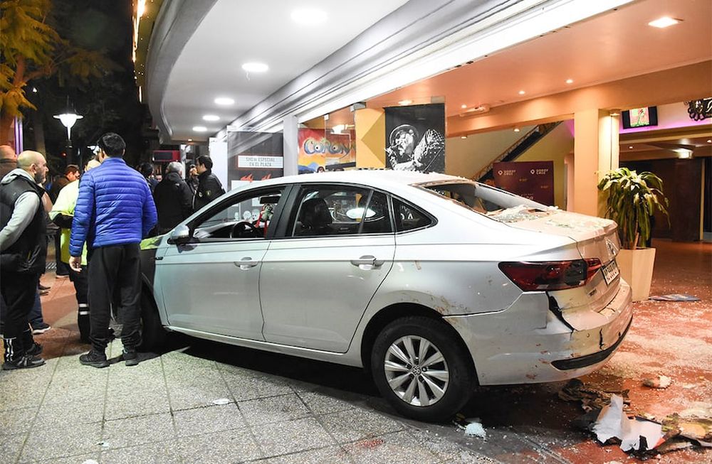 El domingo 10 de este mes, un conductor perdió el control de su auto, se incrustó en el Teatro Plaza y atropelló a 23 personas: 15 internados y 3 graves.