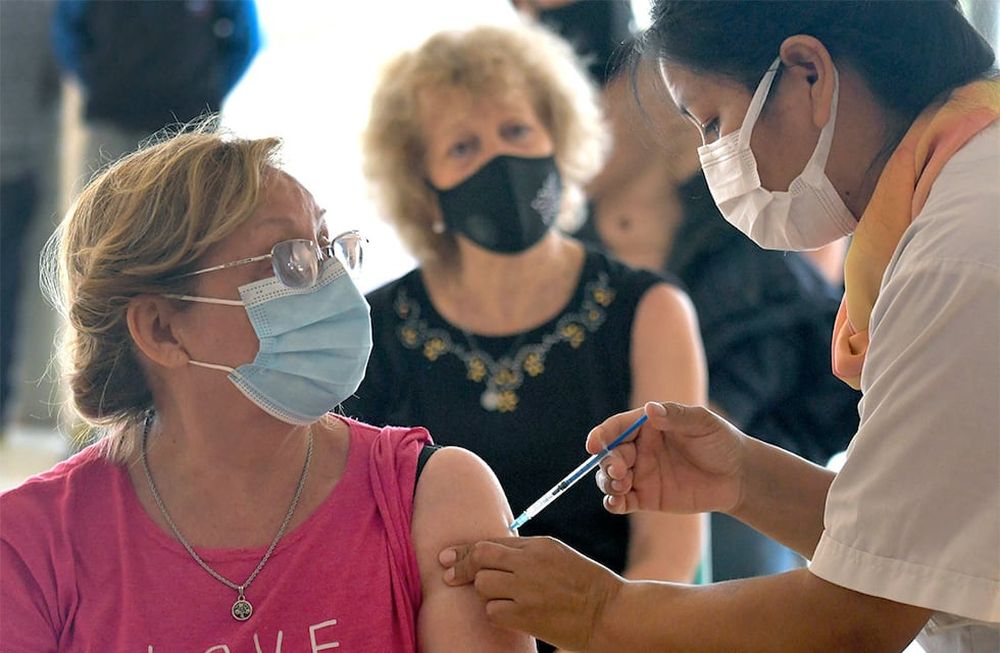 Destacaron que es alto el porcentaje de personas mayores de 50 años han completado su esquema de vacunación. Foto: Orlando Pelichotti / Los Andes