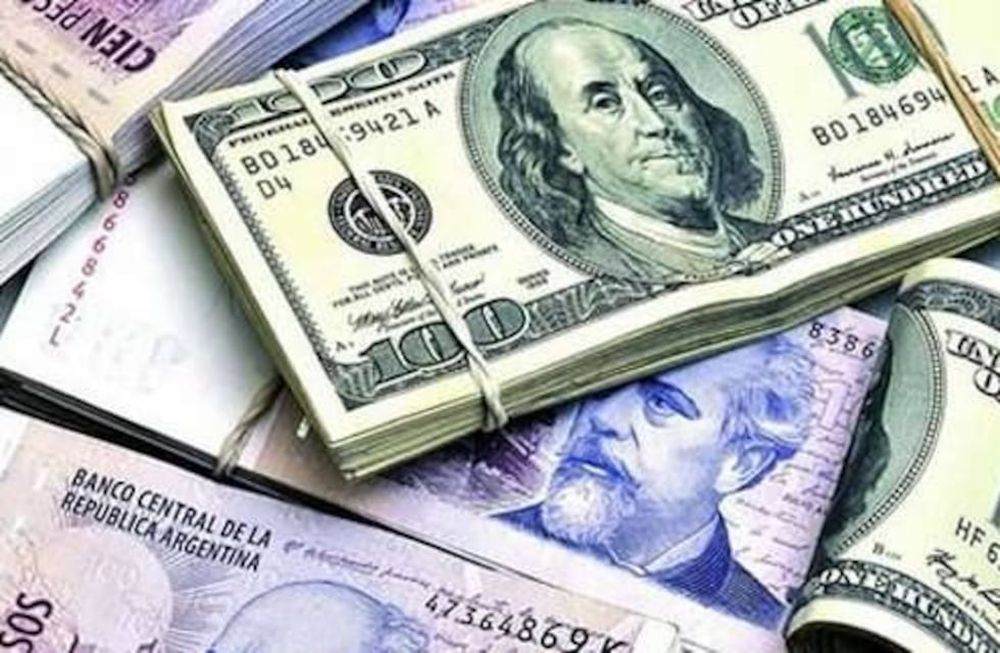 Con la economía parada, sobran pesos y dólares