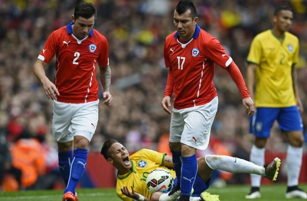Video: mirá el tremendo pisotón que Medel le dio a Neymar