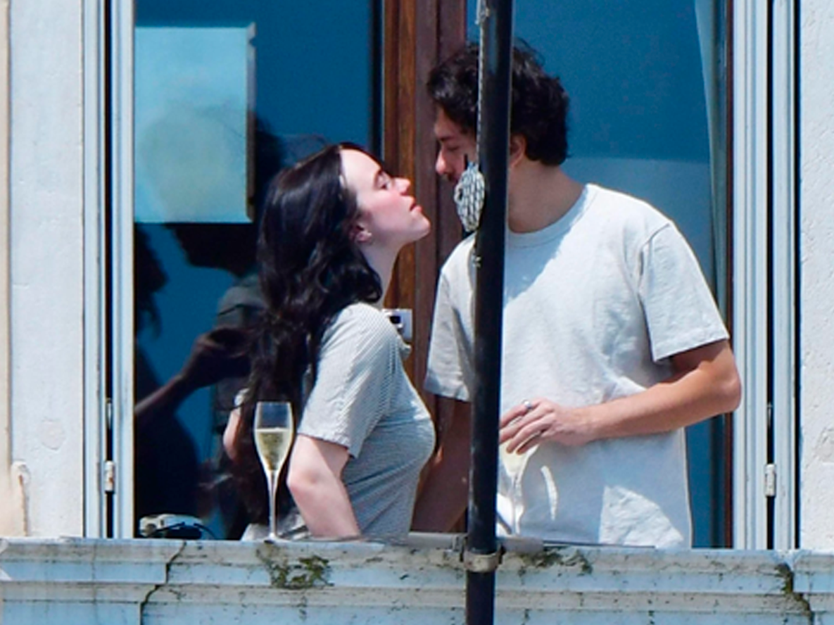 Billie Eilish y Nat Wolff en Venecia.