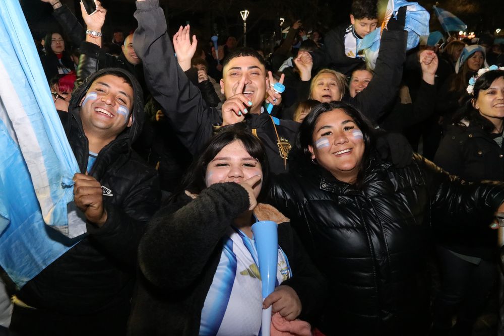 Miles de mendocinos coparon el KM 0 para celebrar el pase de Argentina a semifinales del Mundial 2026