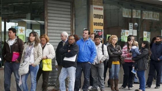 La caída de los salarios mueve a personas a buscar otras fuentes.