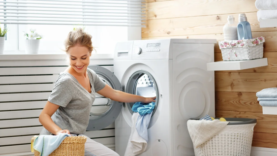 una experta en moda revela su secreto para lavar la ropa sin fallar: a lo de color siempre le echo un chorrito