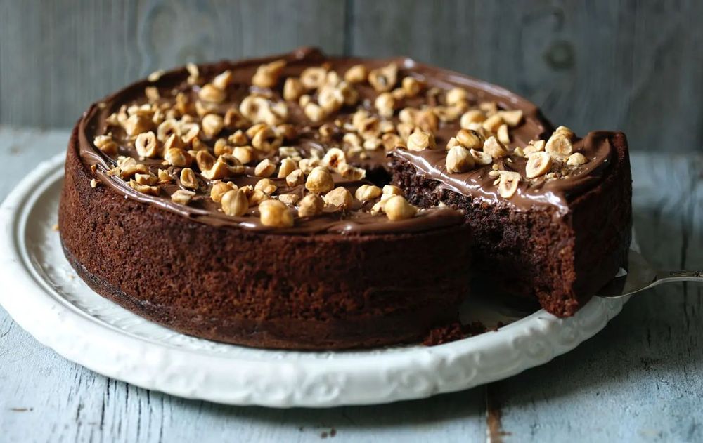 El equilibrio entre chocolate, crema y frutos secos convierten esta receta en una opción que combina sencillez y sabor.