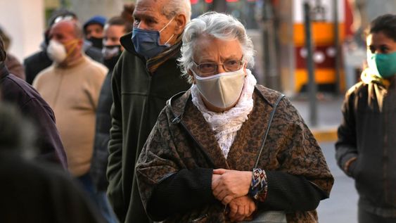 Canasta Basica de un jubilado, contra los ingresos mensuales. Se mantiene una brecha entre la jubilacion minima y la jubilacion promedioEn la foto fila para cobrar los haberes jubilatorios en en Banco Nacion de San martin y Gutierrez.