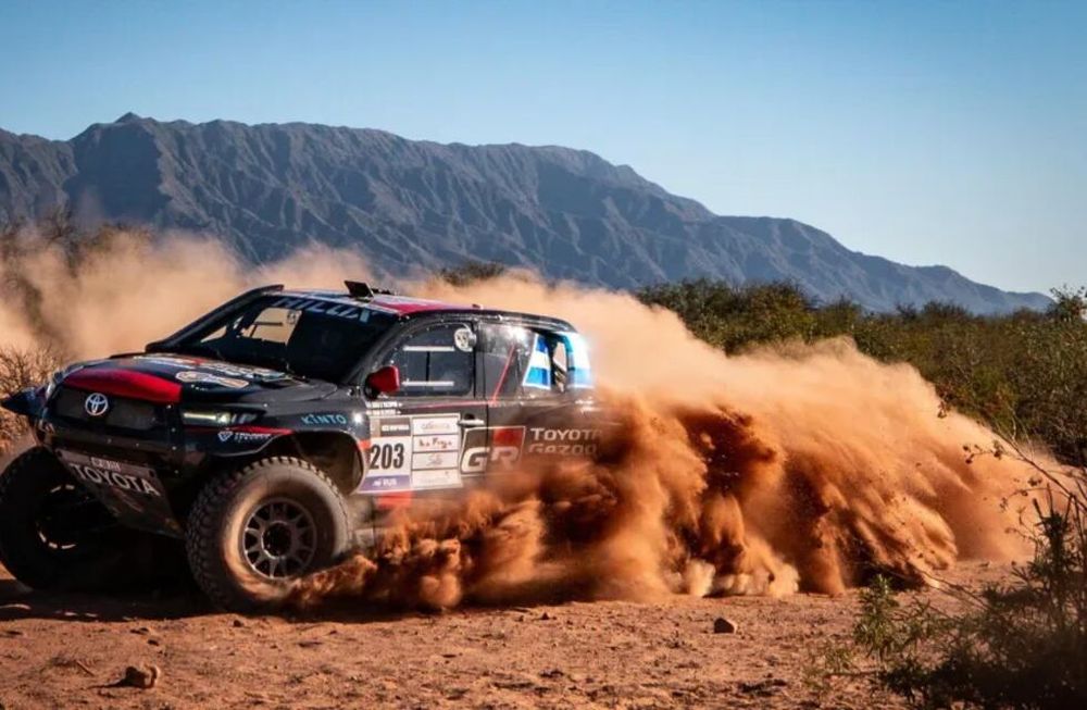 El mendocino Juan Cruz Yacopini (Toyota) junto al navegante español, Dani Oliveras terminó segundo en Arabia Saudita, dond se corrió la primera fecha del Mundial de Bajas FIA.. (Prensa Más Eventos)