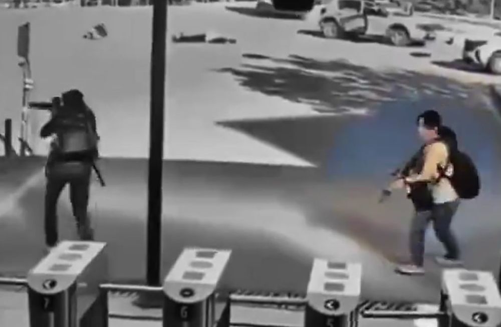 Varios terroristas, incluida una mujer, llegaron a la puerta central del complejo a bordo de un taxi - Captura de video