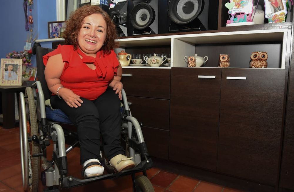 Valeria es diseñadora de interiores, trabaja en la Legislatura provincial y recuerda que una de sus etapas más felices fue cuando pudo asistir a la escuela secundaria. Foto: Mariana Villa / Los Andes.