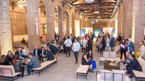 Varios invitados a la Gala de premiación del tercer Concurso Nacional de Vinos y Espirituosas de Guarda 14 llegaron temprano al Espacio Arizu para no perderse nada de lo que había pensado para la noche. Foto: Gentileza