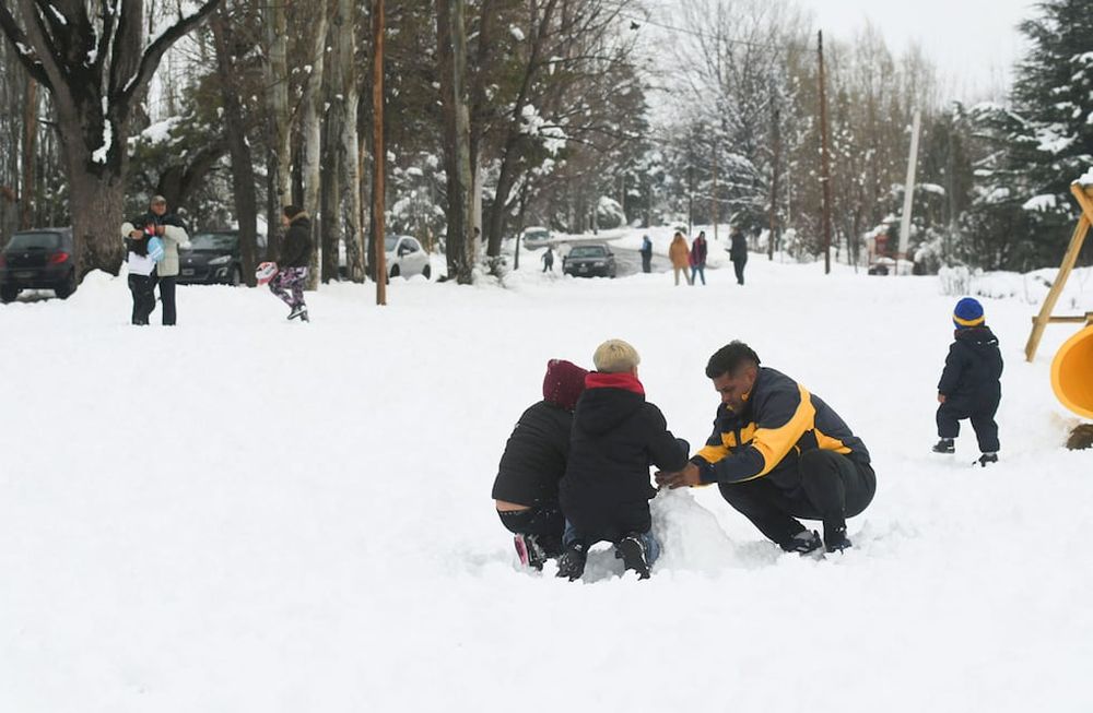 Agosto 2023. Nevada en El Salto, en Potrerillos donde se produjo una importante acumulación de nieve. Los visitantes  disfrutan del blanco paisaje cordillerano.