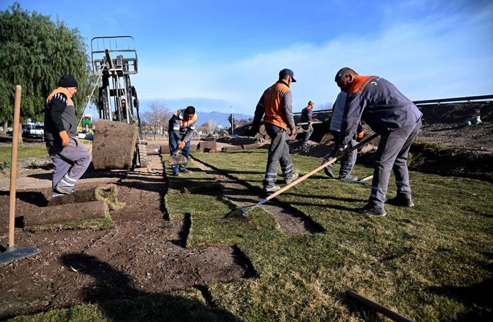 La Muni trabaja en nuevo espacio verde en Acceso Sur y Rawson